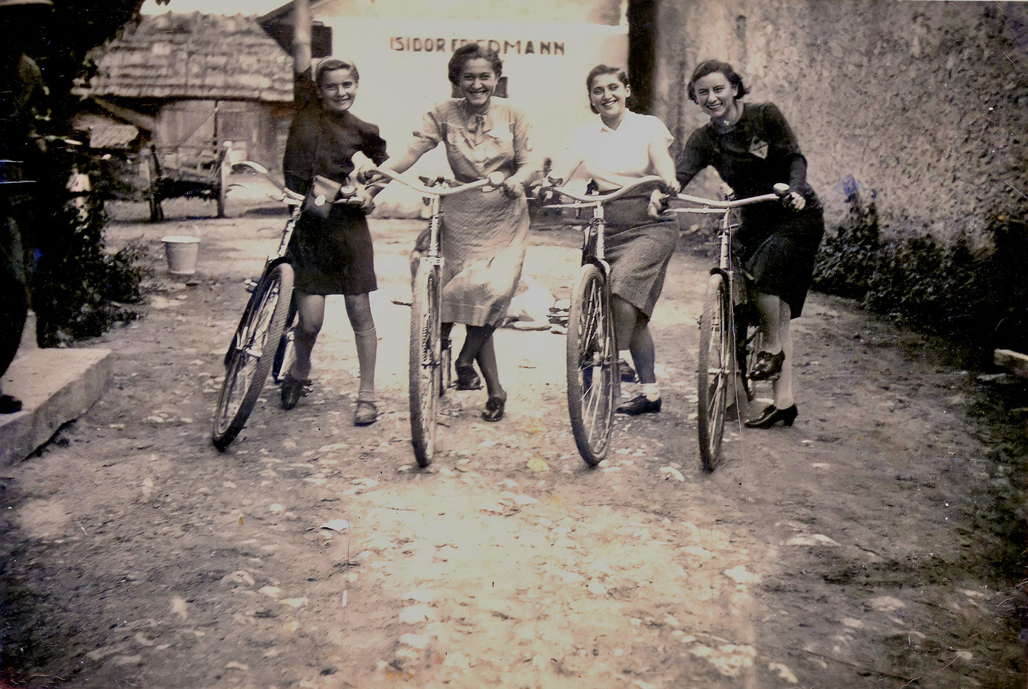 Edie Valo (left) and Ella Ruttman (right), photographed with friends in 1941